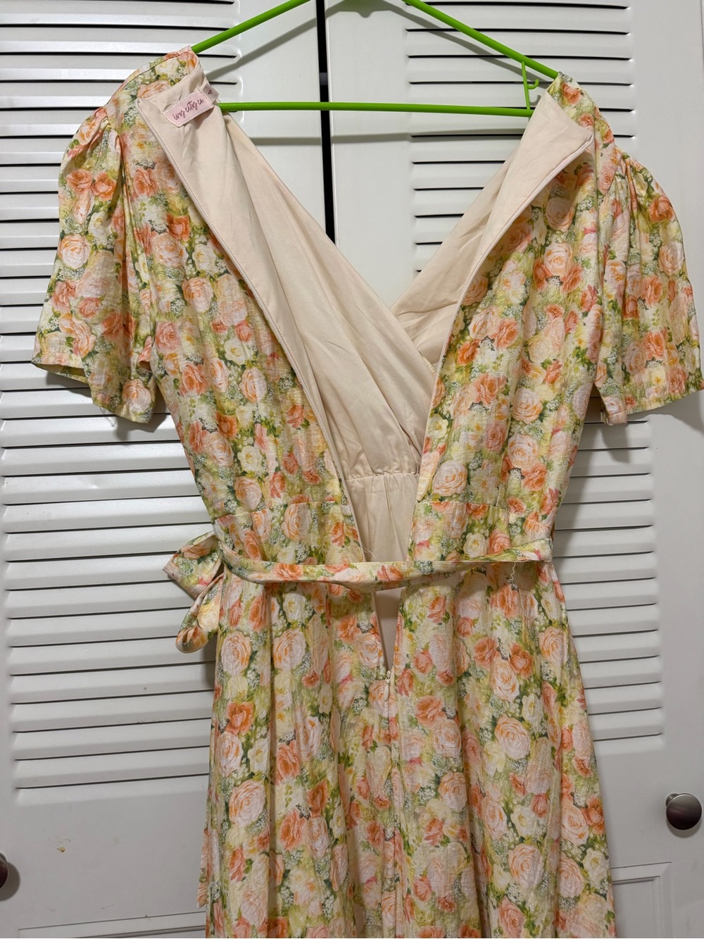 Ivy City Co Peach & Cream Floral Wrap Midi Dress Size 4 - Picture 6 of 8